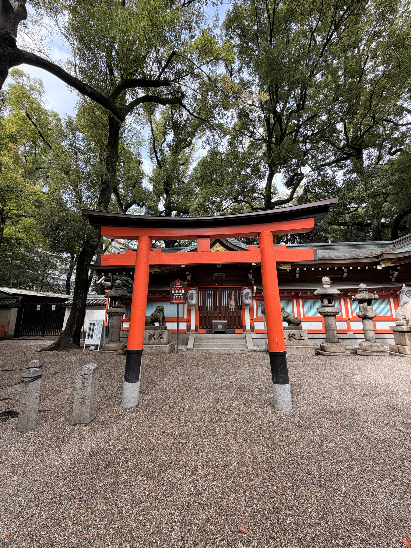 杭全神社の境内にある朱色の鳥居