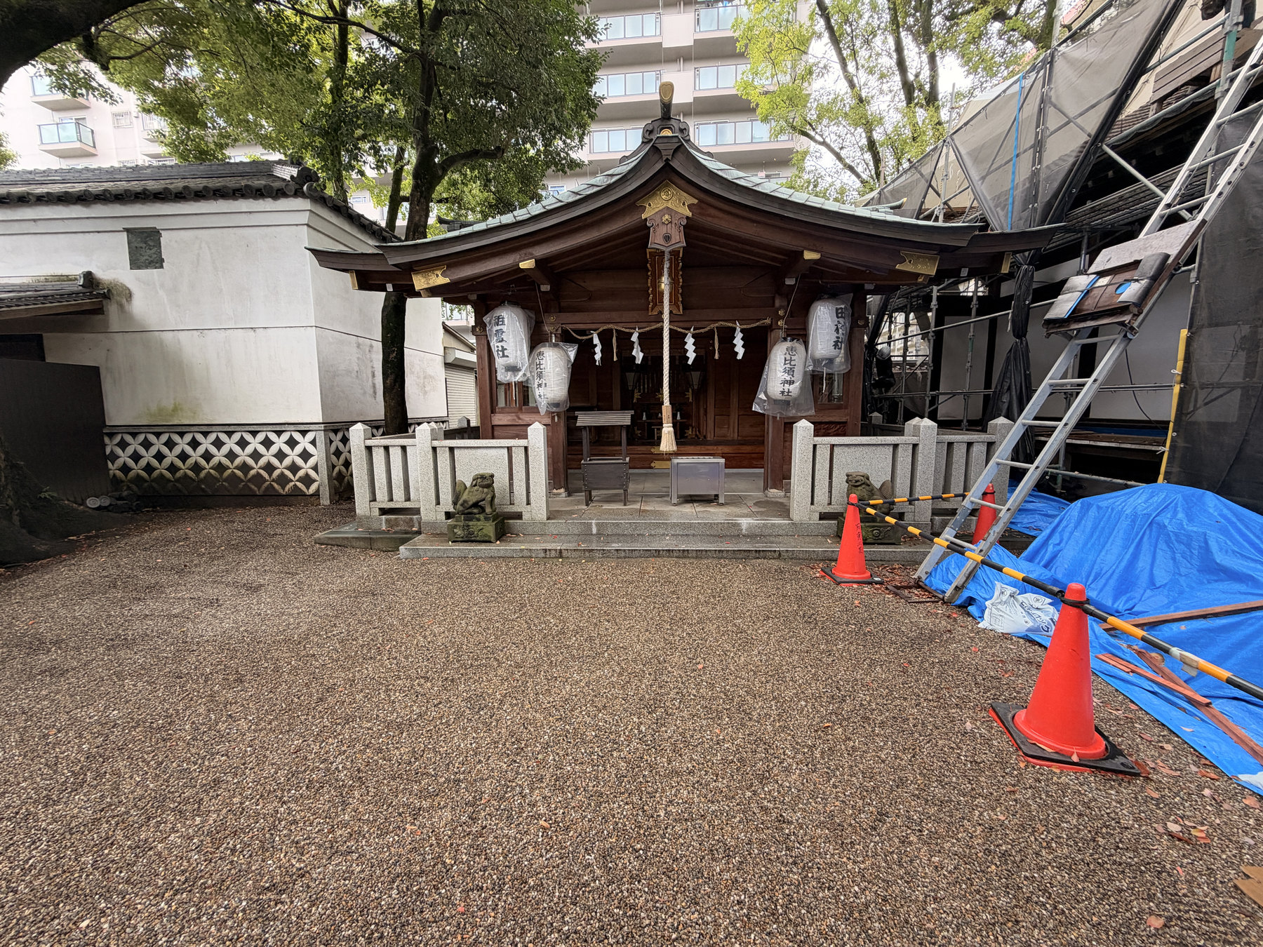 工事区画の近くの社殿