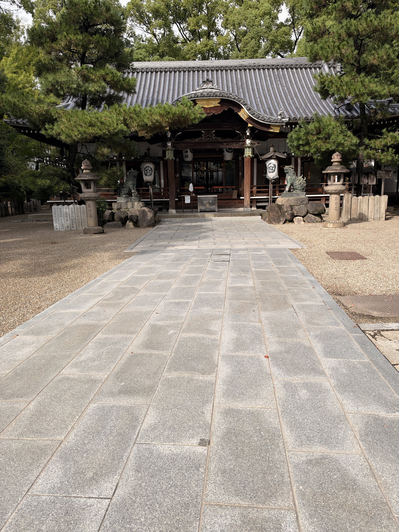 杭全神社の拝殿を正面から撮影