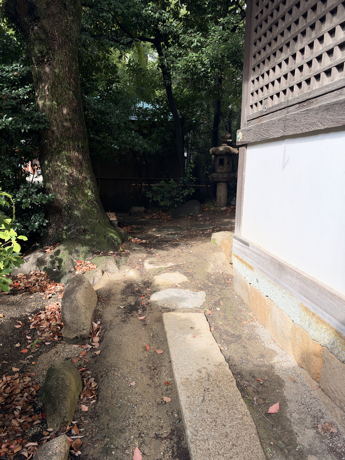 杭全神社の連歌所周辺にある建物脇の石畳