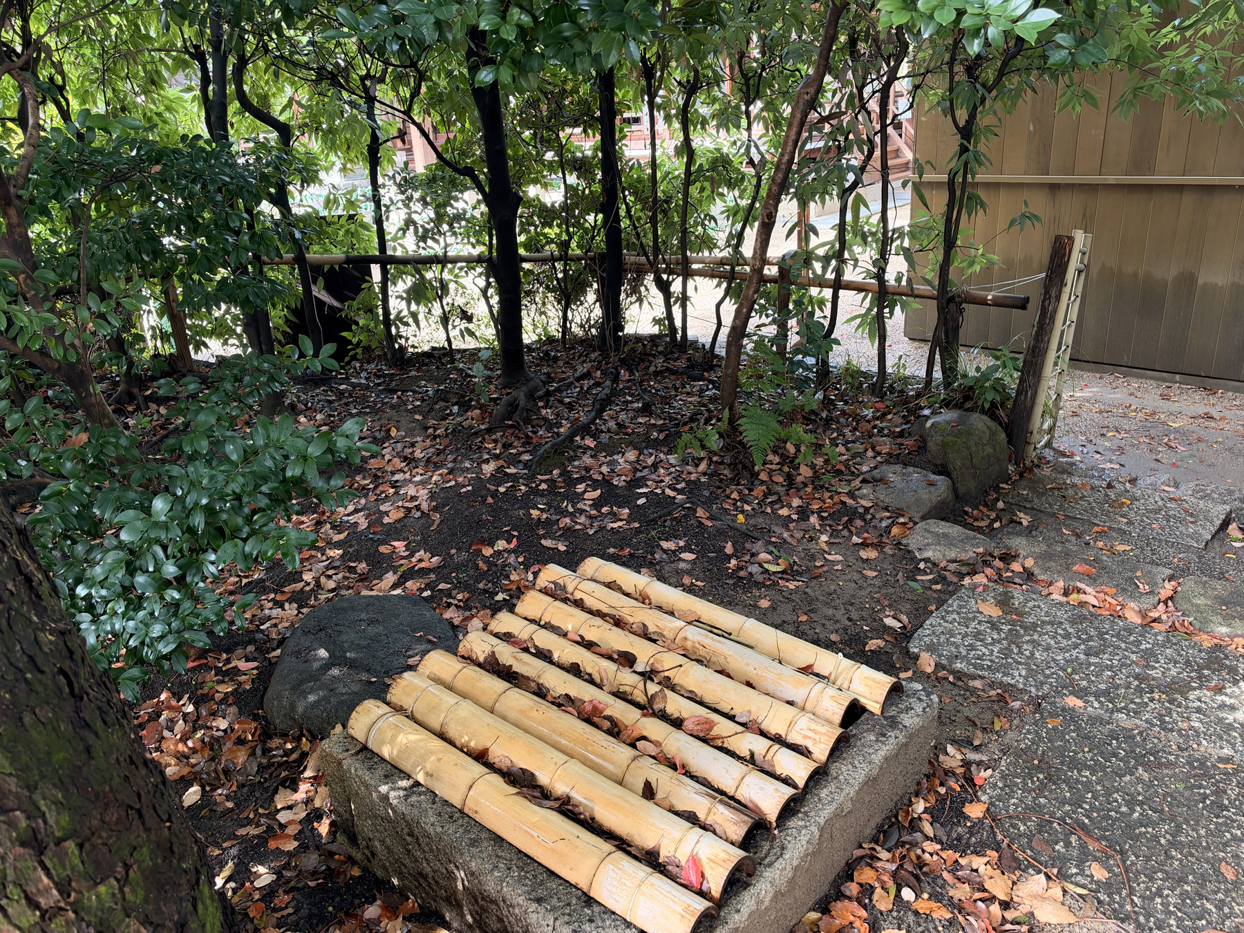 杭全神社の連歌所周辺で見た用途不明の石造設備
