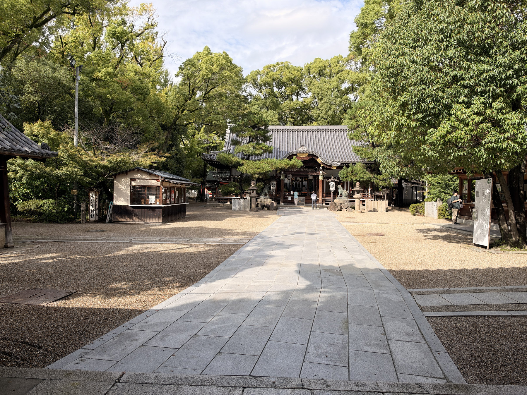 帰り際に振り返った参道と社殿
